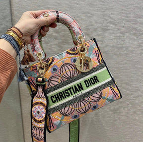 Sac Dior Lady D-Lite moyen modèle en broderie multicolore