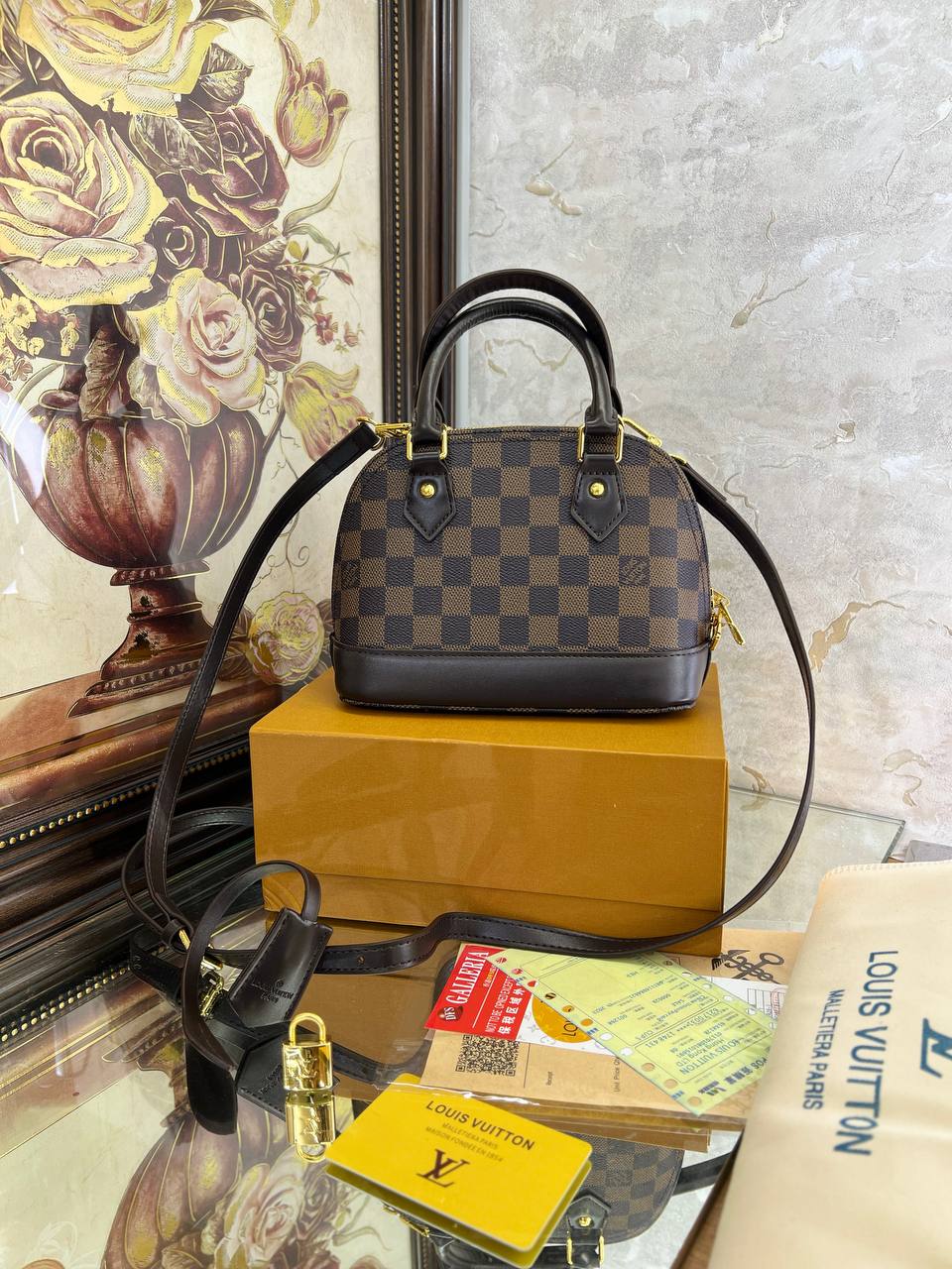 LV Sac à main Alma BB 
Marron