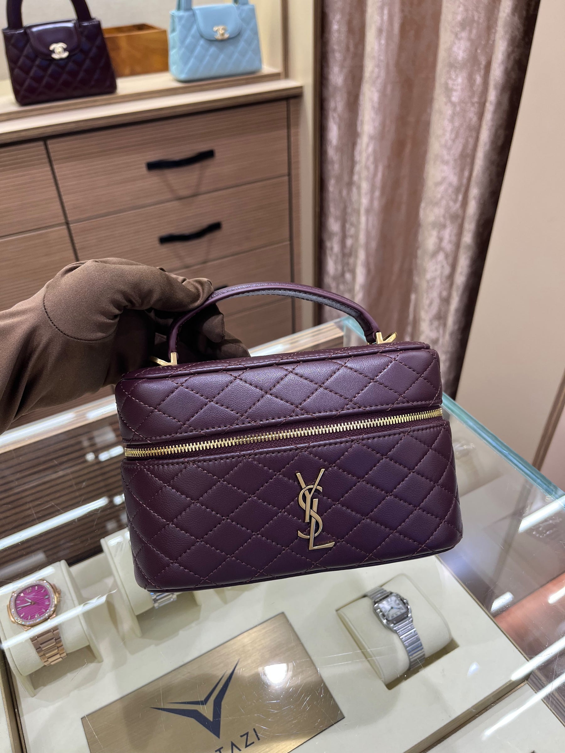 YSL GABY VANITY EN CUIR D’AGNEAU
ROUGE CABERNET