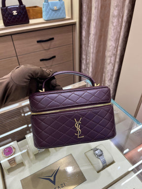YSL GABY VANITY EN CUIR D’AGNEAU
ROUGE CABERNET