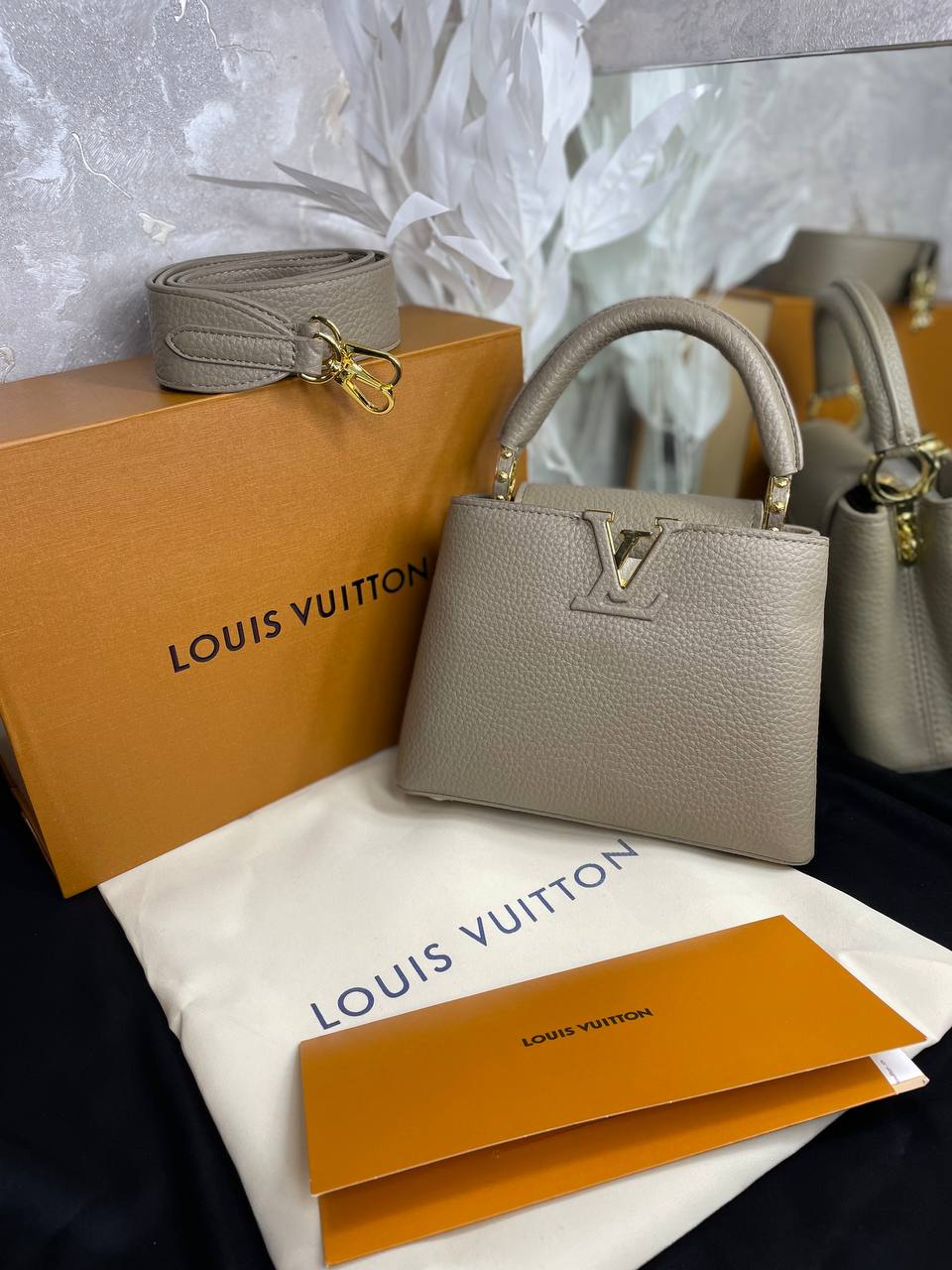 LV Sac Capucines BB En cuir