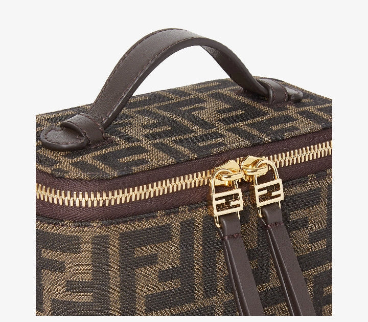 Fendï Vanity
Mini sac en tissu FF jacquard couleur tabac marron