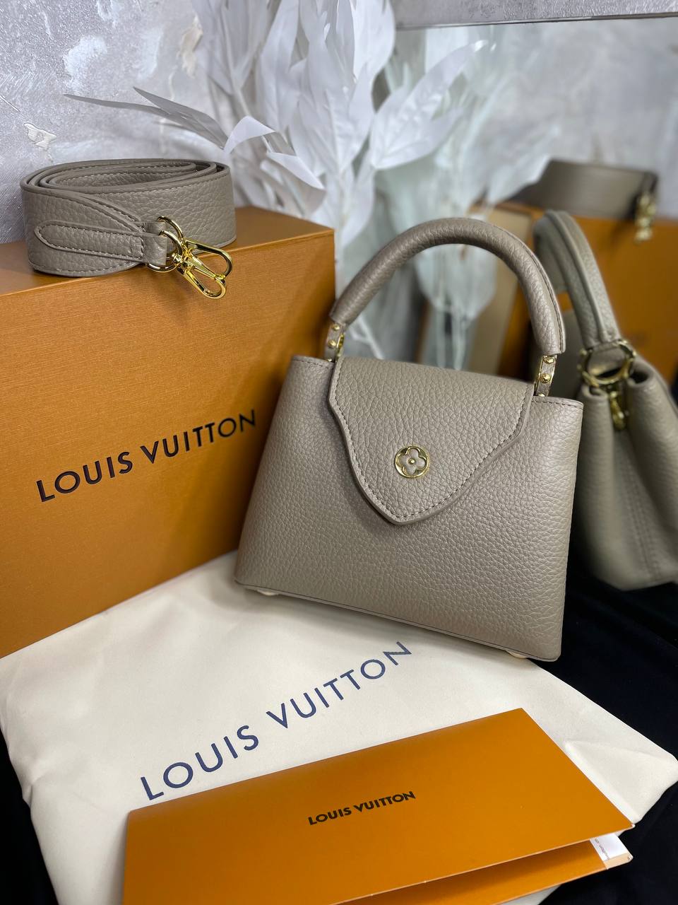 LV Sac Capucines BB En cuir