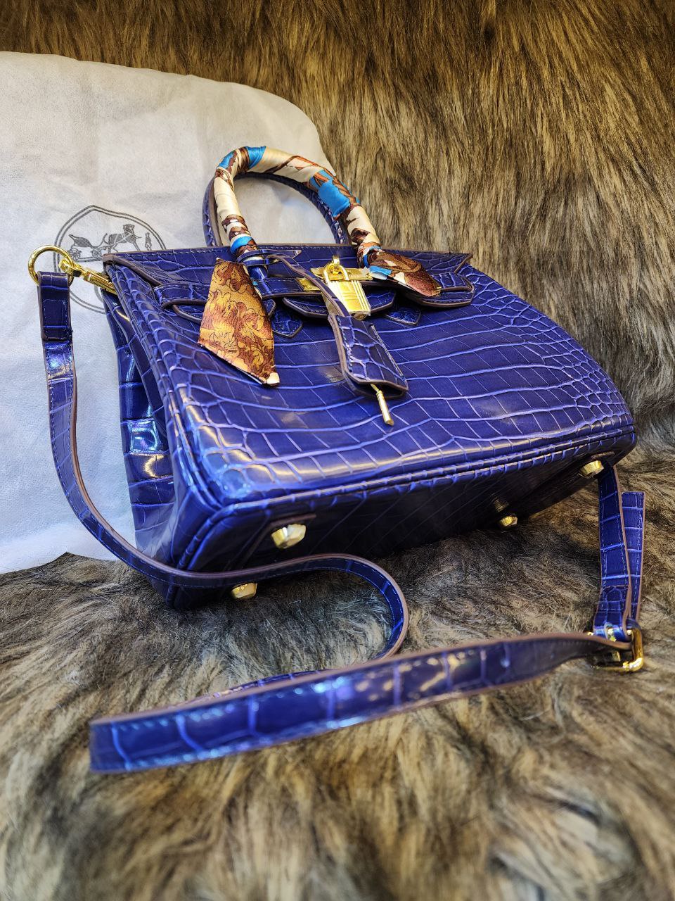 Sac à main poignée avec cadenas en véritable verni effet croco