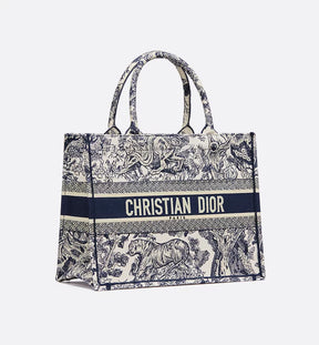 Sac Diôr Book Tote Medium
Broderie Toile de Jouy écrue et bleue