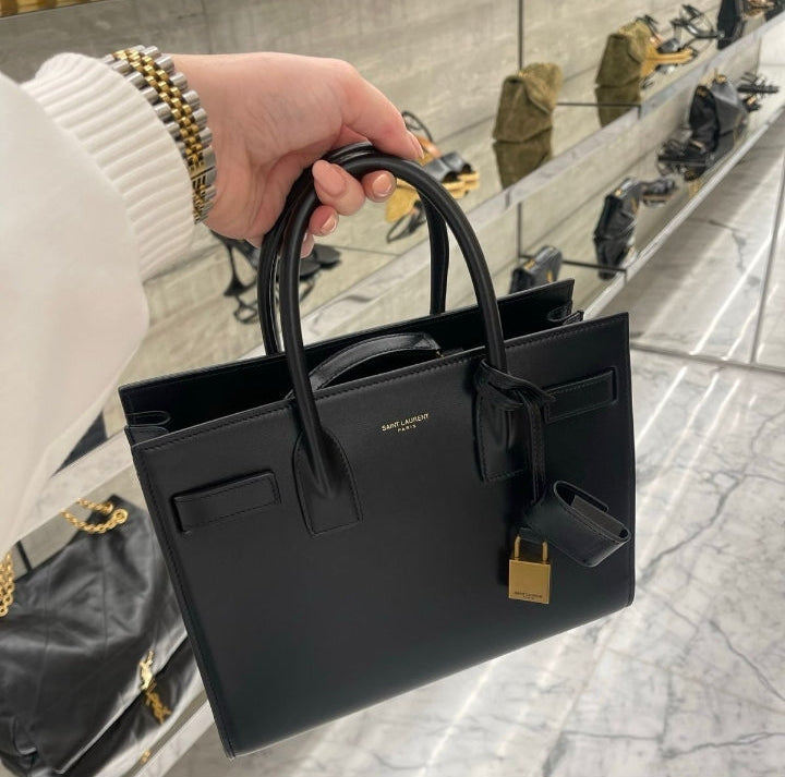 YSL SAC DE JOUR EN CUIR LISSE - SMALL
NOIR