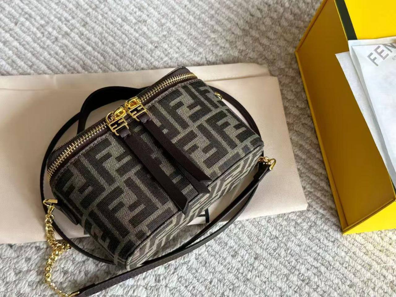 Fendï Vanity
Mini sac en tissu FF jacquard couleur tabac marron