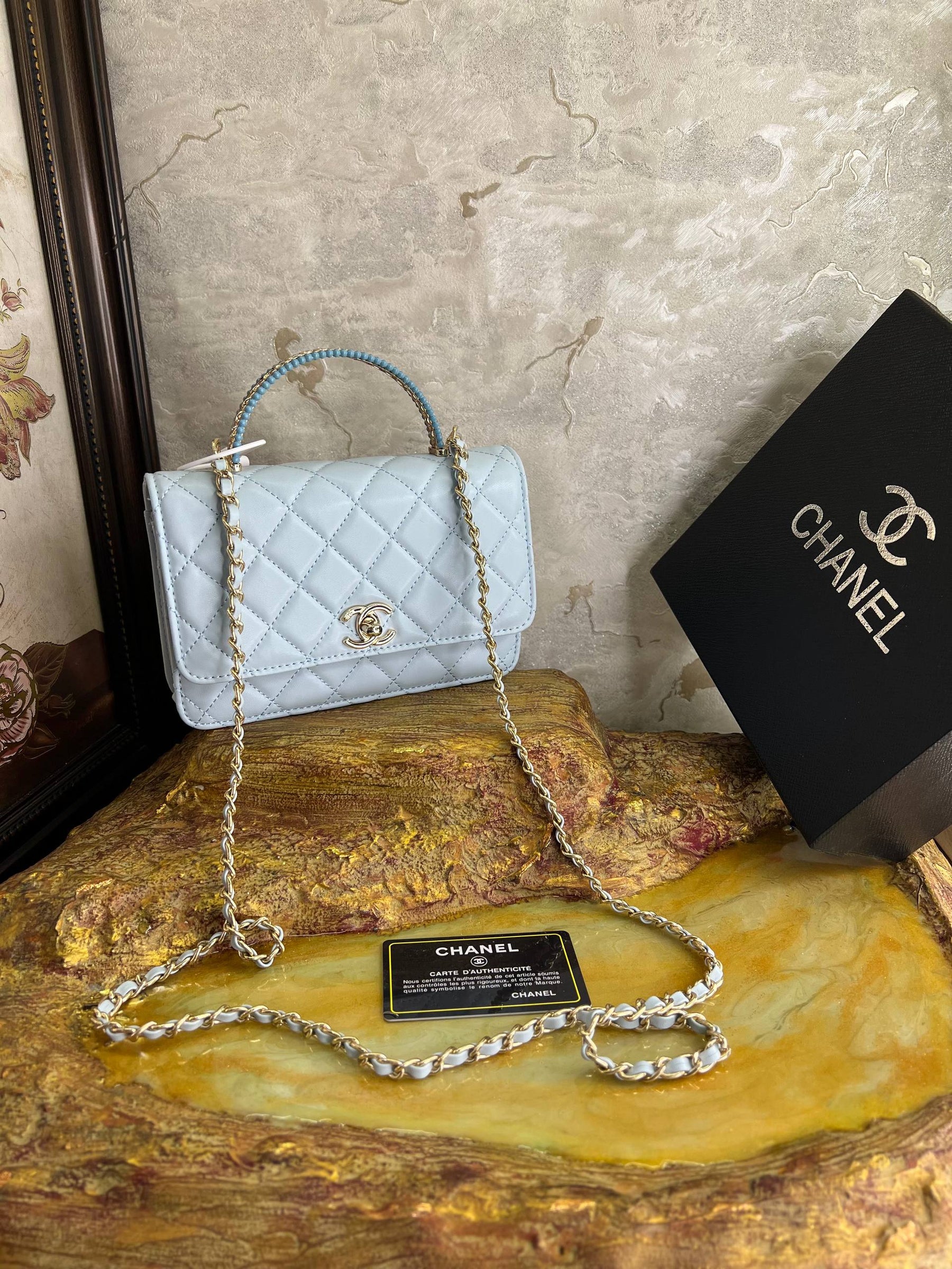 CH@NEL Petit sac à rabat avec anse supérieure,finitions métalliques dorées, blanc