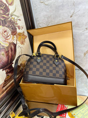 LV Sac à main Alma BB 
Marron