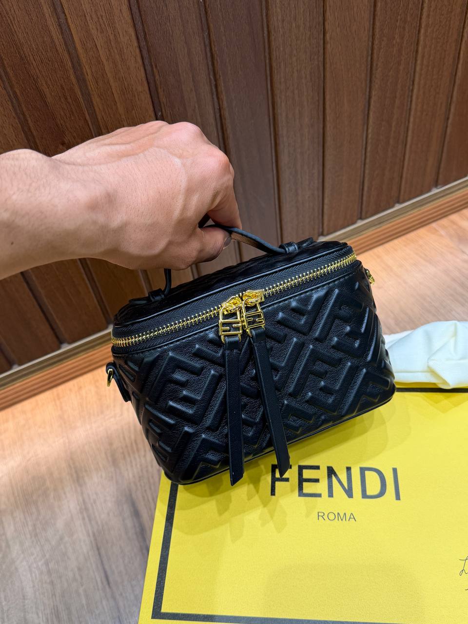 Fendï Vanity
Mini sac en cuir nappa noir avec motif FF