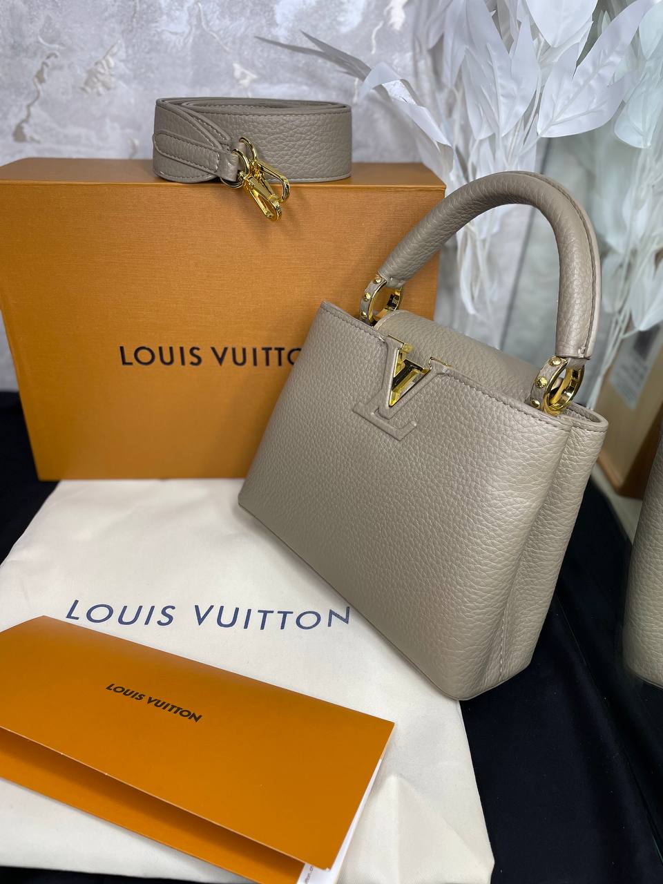 LV Sac Capucines BB En cuir