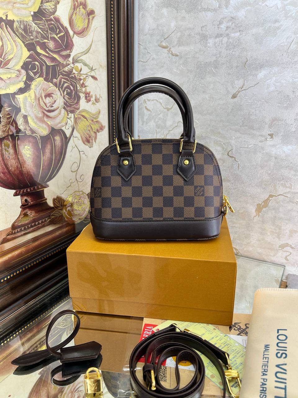 LV Sac à main Alma BB 
Marron