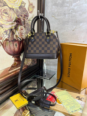 LV Sac à main Alma BB 
Marron
