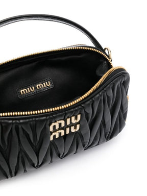 MIÛ MIÜ 
sac cabas à design matelassé